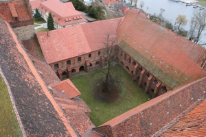 Blick in den Klosterhof und auf Ostflügel sowie Südflügel