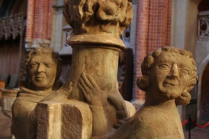 Dom St. Marien - Sandsteinleuchter mit Figuren - als Mönch und Novize gedeutet