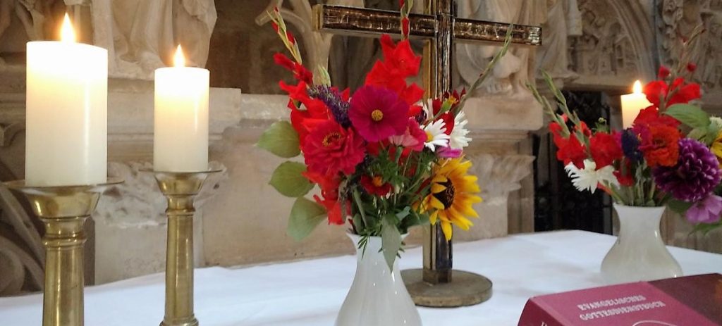 altar-blumen-gottesdienst