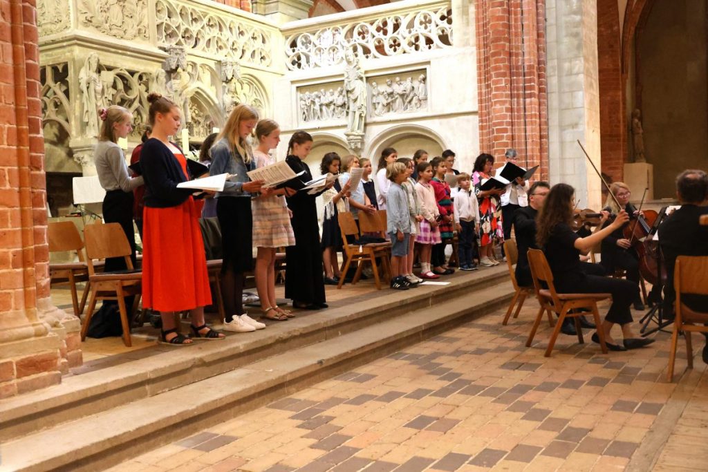 Kinder- und Jugendchor singen im Dom zum Havelberg gemeinsam mit einem kleinem Orchester zwei Kantaten (Günther Kretzschmar - Der Turmbau zu Babel und Der Rattenfänger von Hameln).