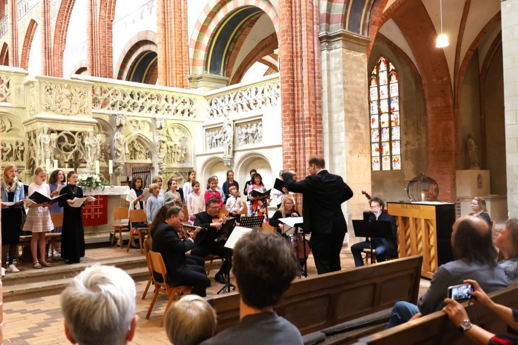 15. Juni 2025: Kinder- und Jugendchor singen im Dom zum Havelberg gemeinsam mit einem kleinem Orchester zwei Kantaten (Günther Kretzschmar - Der Turmbau zu Babel und Der Rattenfänger von Hameln).