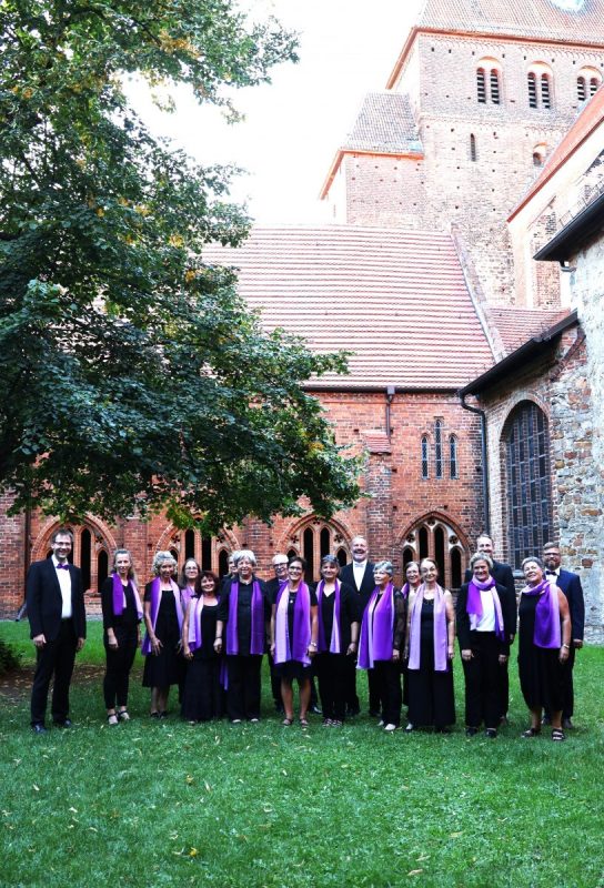 Havelberger Vokalensemble: Der Chor auf dem Klosterhof am Dom zu Havelberg.