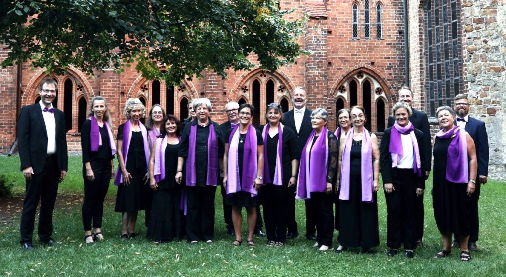 Havelberger Vokalensemble: der Chor auf dem Klosterhof am Dom zu Havelberg.