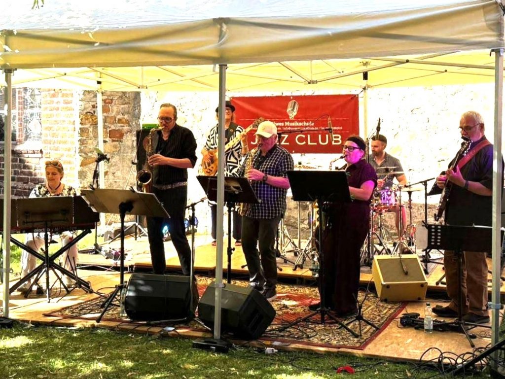 Havelberg Domweihfest 2025: Das Musikprogramm mit „Uwes-Jazz-Club-Band“ aus Kyritz begeisterte auf dem Klosterhof.
