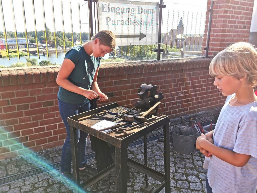 Havelberg Domweihfest 2025: Ausprobieren, wie man Metall in der Schmiede bearbeitet, war die jüngeren Besucher interessant.