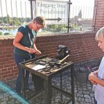 Havelberg Domweihfest 2025: Ausprobieren, wie man Metall in der Schmiede bearbeitet, war die jüngeren Besucher interessant.