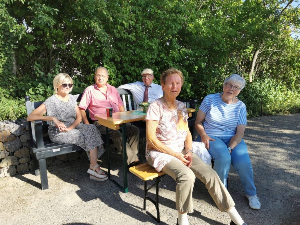 Havelberg Domweihfest 2025: Der Klostergarten bot Platz zum Ausspannen im Grünen mit Wein und Musik.