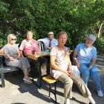 Havelberg Domweihfest 2025: Der Klostergarten bot Platz zum Ausspannen im Grünen mit Wein und Musik.