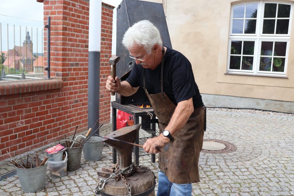 Havelberg Domweihfest 2025: Kurt Kubat, Schlossermeister im Ruhestand, hatte seine Schmiede aufgebaut.