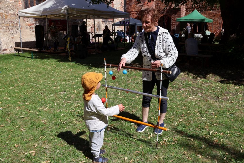 Havelberg Domweihfest 2025: Spiel und Spaß für alle Generationen zum Mitmachen auf dem Klosterhof.
