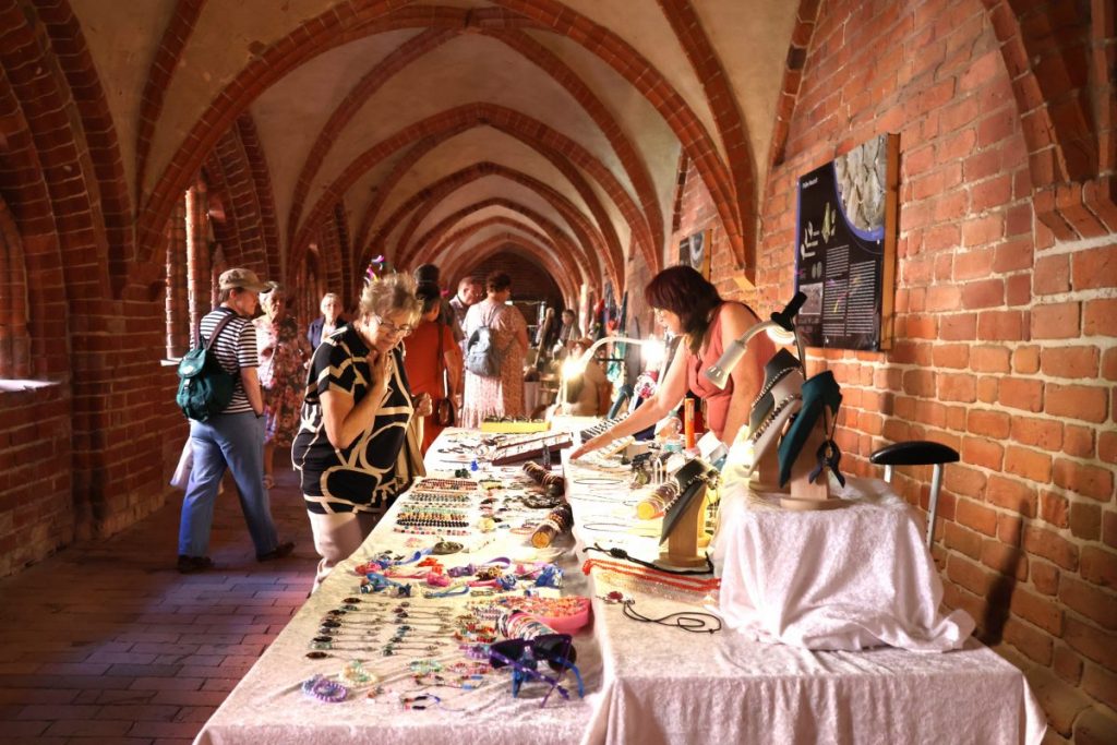 Havelberg Domweihfest 2025: Händler und Handwerk im Kreuzgang.