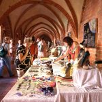 Havelberg Domweihfest 2025: Händler und Handwerk im Kreuzgang.